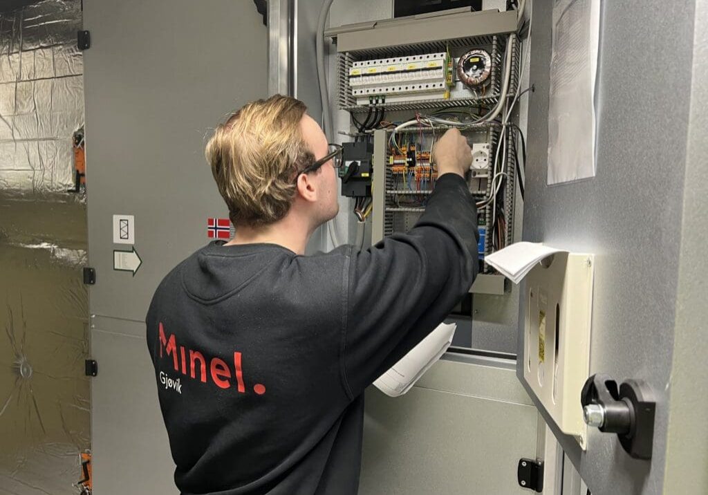 Ung gutt som jobber med elektro- og datateknologi